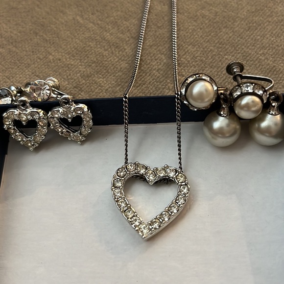 Vintage Jewelry Bundle - 2 pairs screw back earrings & heart necklace - Picture 11 of 11